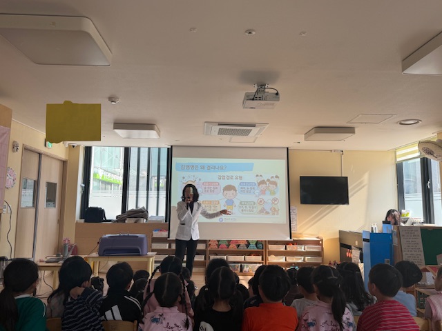 연수구는 감염병에 취약한 학생들의 감염병 예방 역량 강화를 위해 오는 6월부터 2개월간 관내 지역아동센터를 대상으로 찾아가는 감염예방 연수교실을 진행한다.